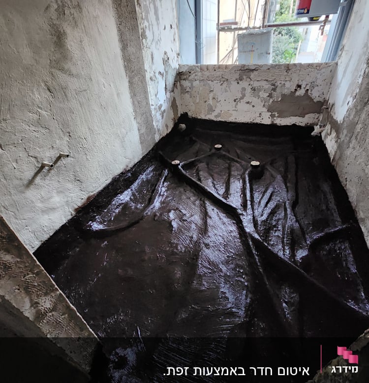 משטח אטום בזפת עם צינורות ניקוז